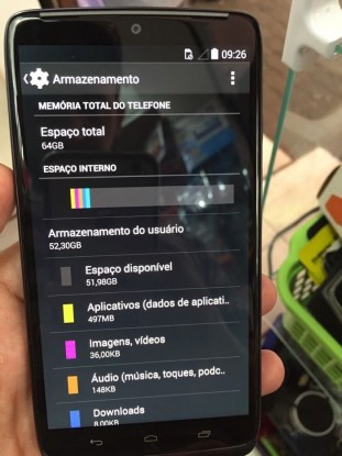 Sızan Moto Maxx Smartphone Kameraya Poz Veriyor